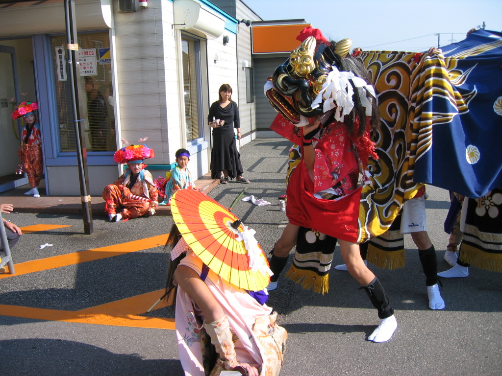 新湊系の獅子舞